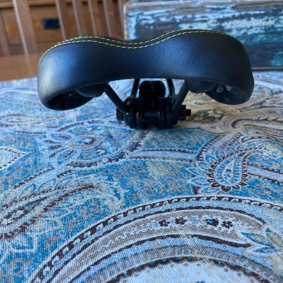 SCHWINN bike seat 10.5" long, 6" wide, mountain, new with no tags - Picture 3 of 6